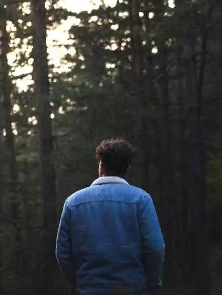 Vélo gravel sur un chemin de terre en pleine nature