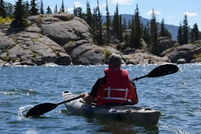 Kayak de mer en France sur eau turquoise plus beaux spots