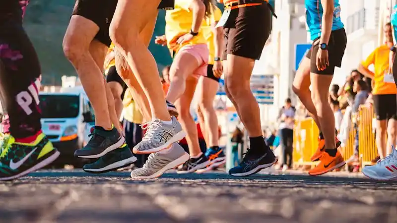 Coureur de trail en montagne plan entrainement 30 km debutant