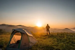 Van aménagé garé face à un paysage de montagne en France