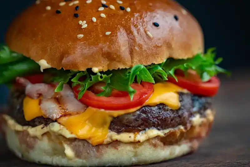 Smash burger croustillant fait maison avec fromage fondu