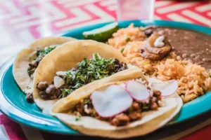 Smash tacos croustillants avec fromage gratiné et garniture fraîche