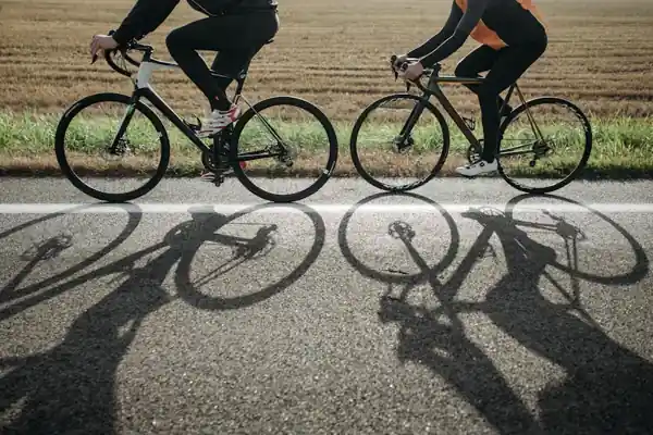 Vélo de route endurance pour longues distances sur route de campagne